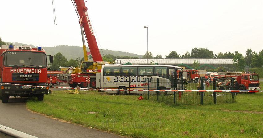 Schwerer Unfall mit Reisebus Lohmar Donrather Dreieck P482.JPG